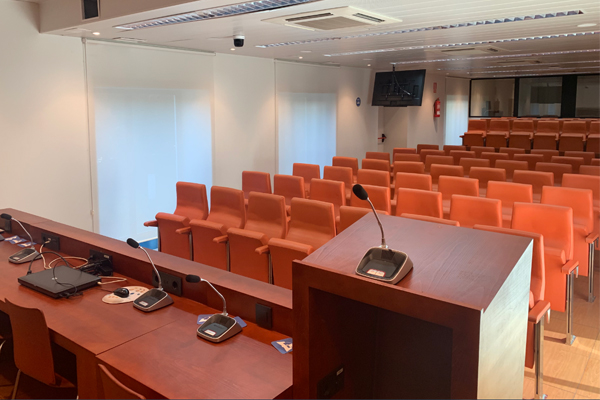How to Choose a Wireless Microphone Conference System?